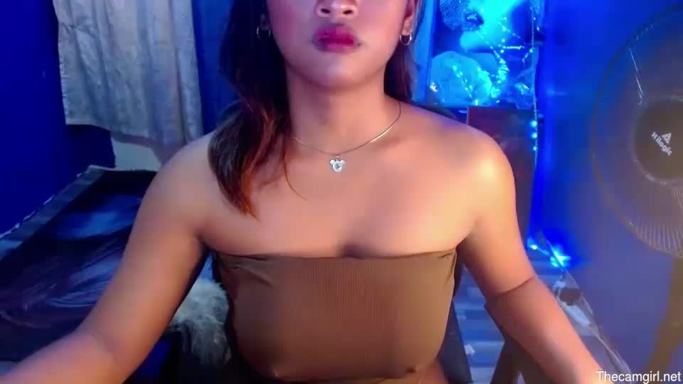 Asian_tan_girlkisses