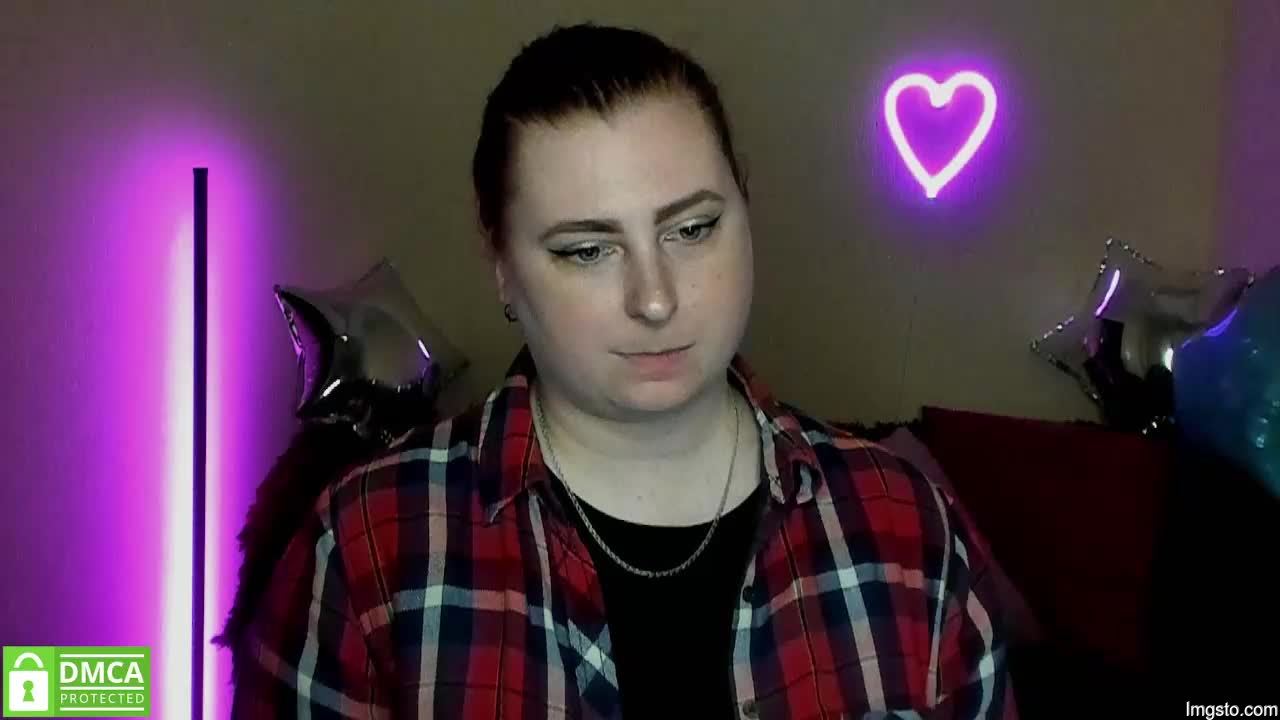 Alicia_side_red